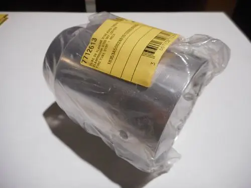 Remeha Flammrohr, verpackt, aus Metall mit Öffnungen, präsentiert auf einem weißen Tisch. Verpackung enthält Artikelinformationen.
